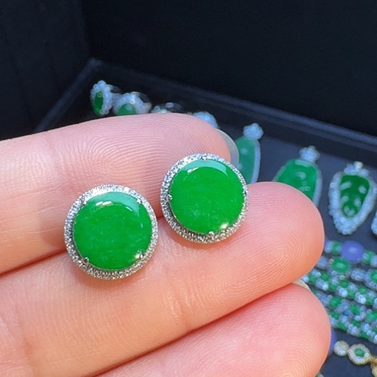 18K金镶嵌翡翠耳饰