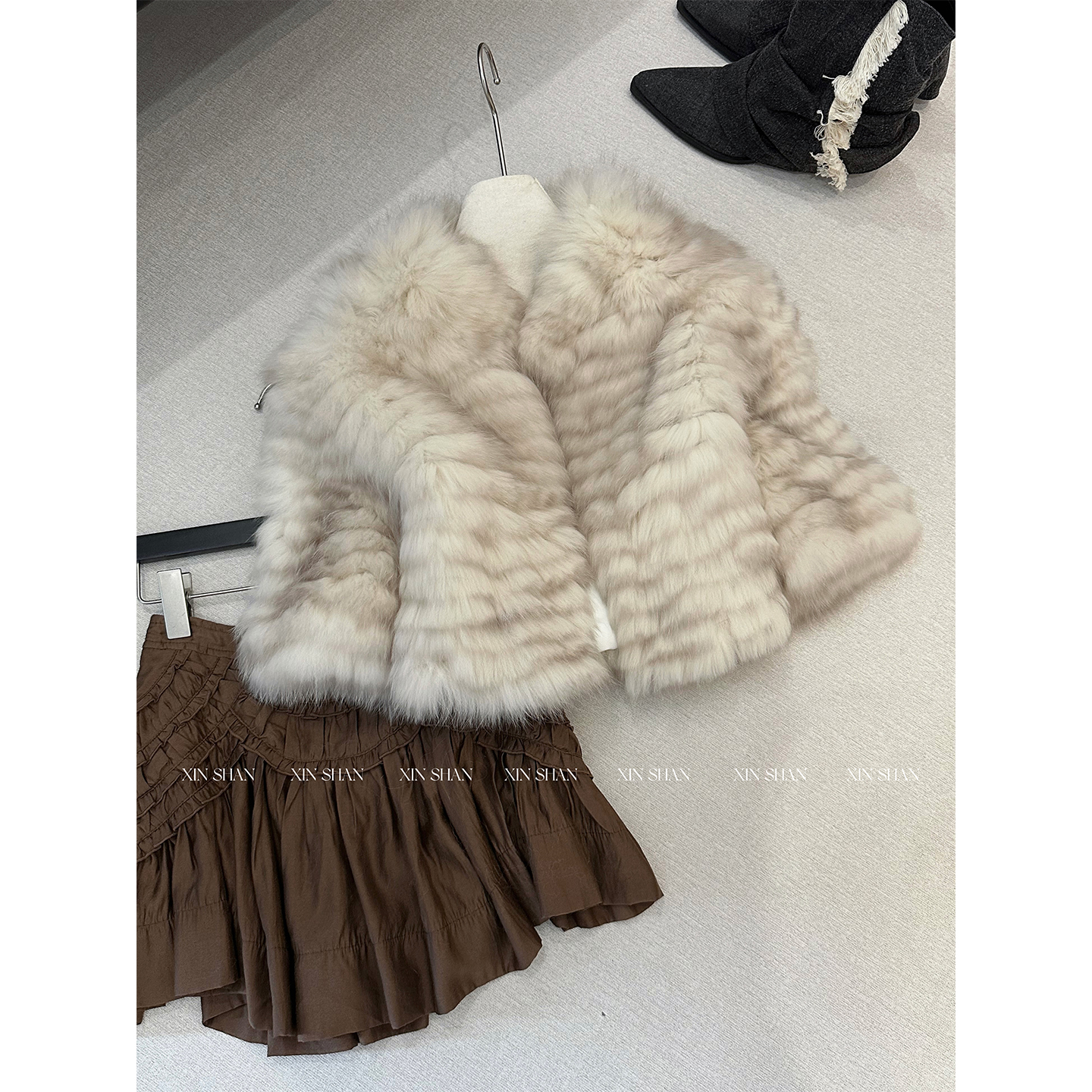 新山 XINSHAN 狐狸毛斗篷皮草马甲2025年冬季新款千金风气质外套