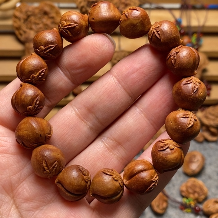 醉***秋桃核手工雕刻寿桃手串