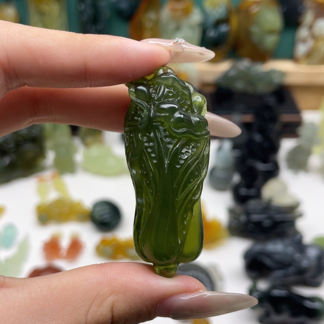 蛇纹石玉未镶嵌颈饰