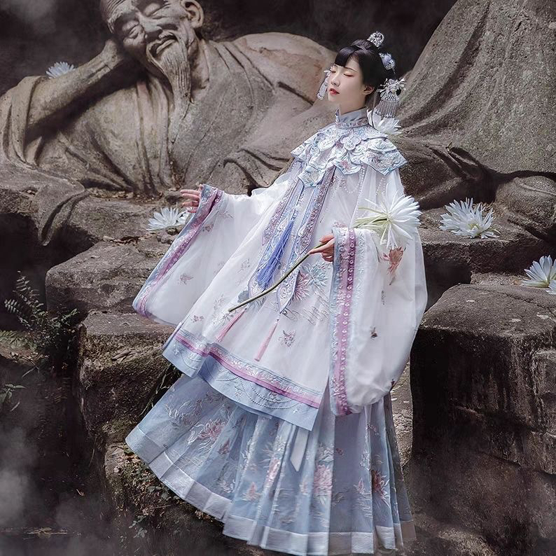 明制昙华一梦重工刺绣长袄马面裙云肩汉服全套