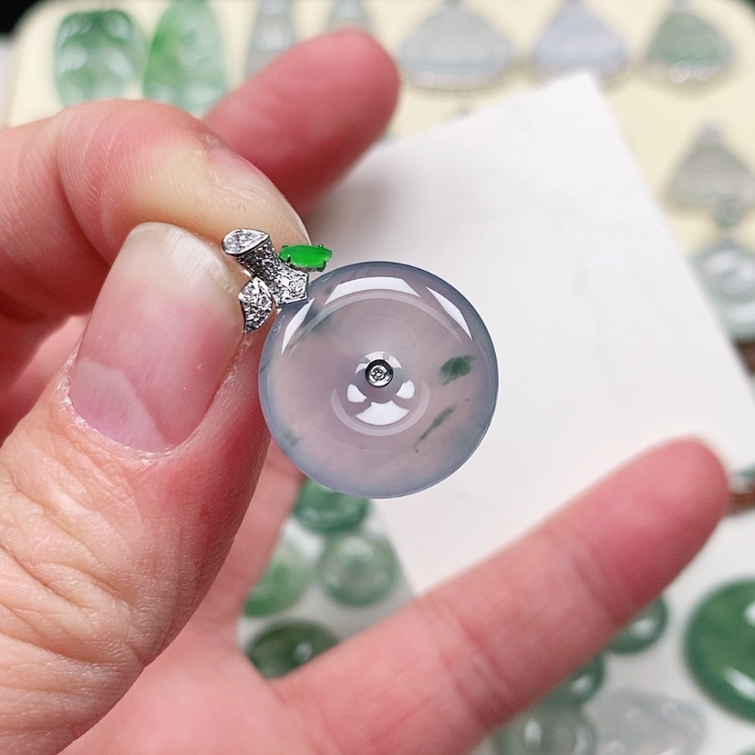 【闪购商品】颈饰18K金镶嵌翡翠