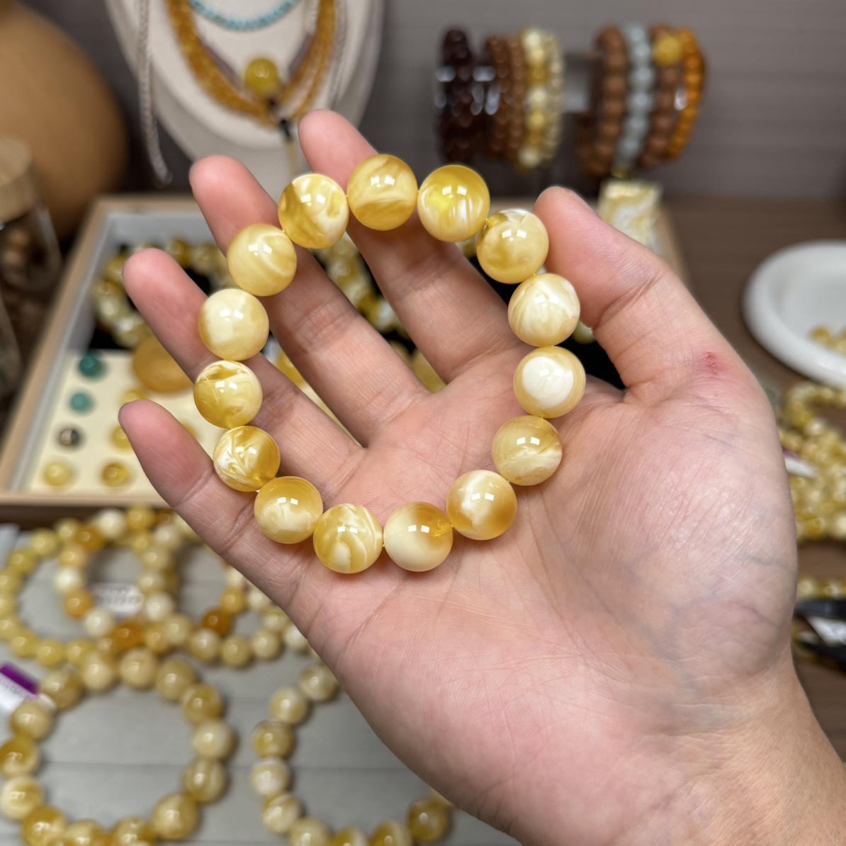 14加俄料金瓷白溶洞蜜蜡手串26.4克