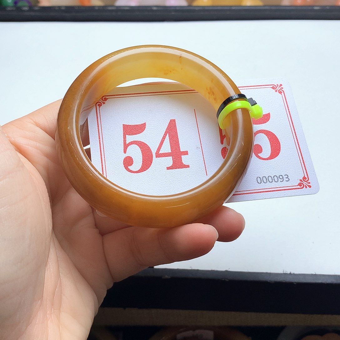 未镶嵌石英质玉（黄龙玉）手镯M****u