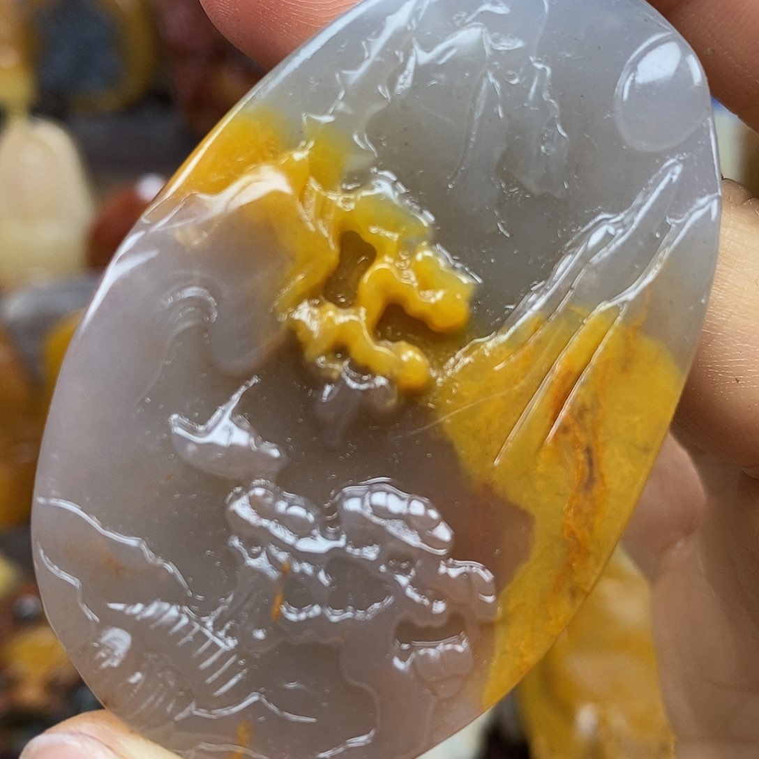 石英质玉（黄龙玉）颈饰未镶嵌