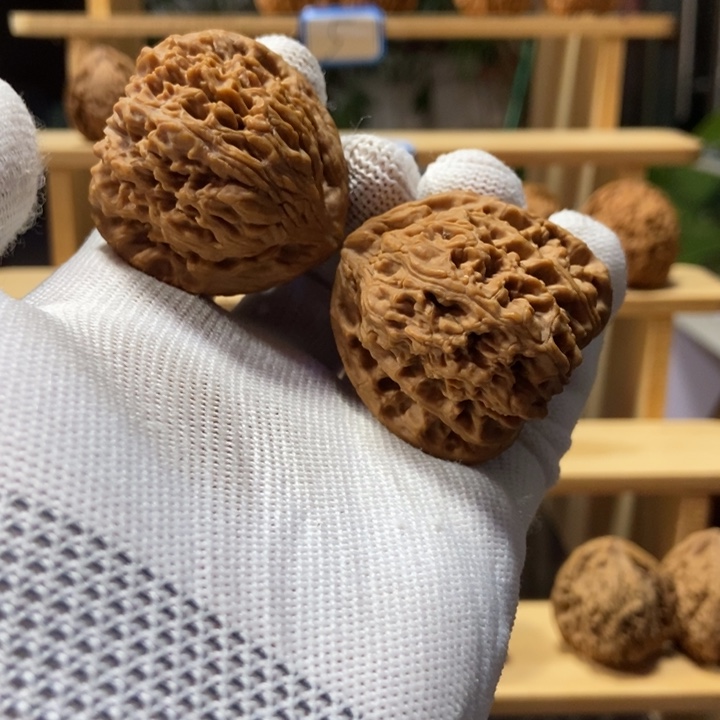 好***生文玩核桃吊坠南疆石三角