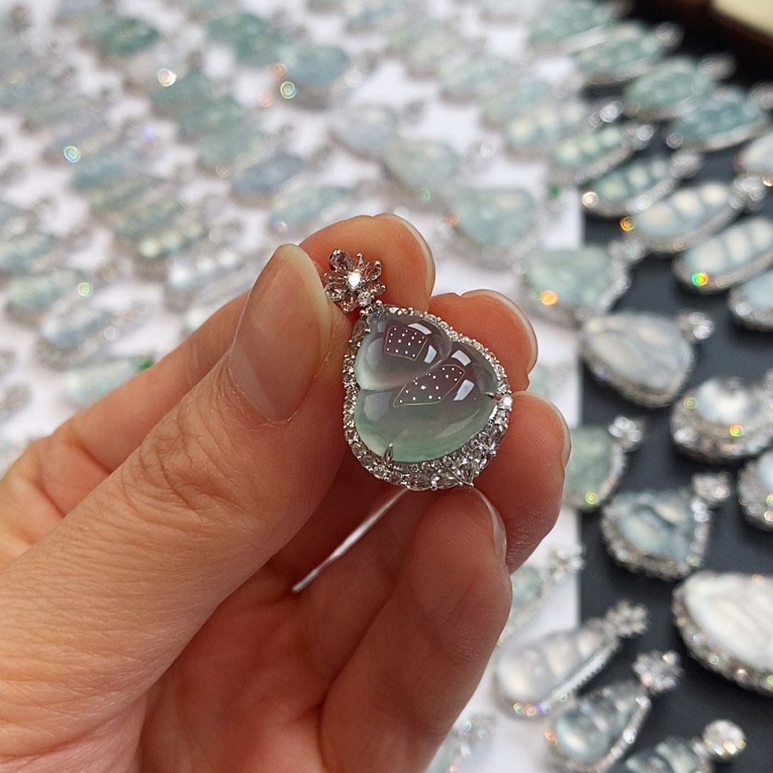 翡翠颈饰18K金镶嵌天然缅甸翡翠吊坠葫芦