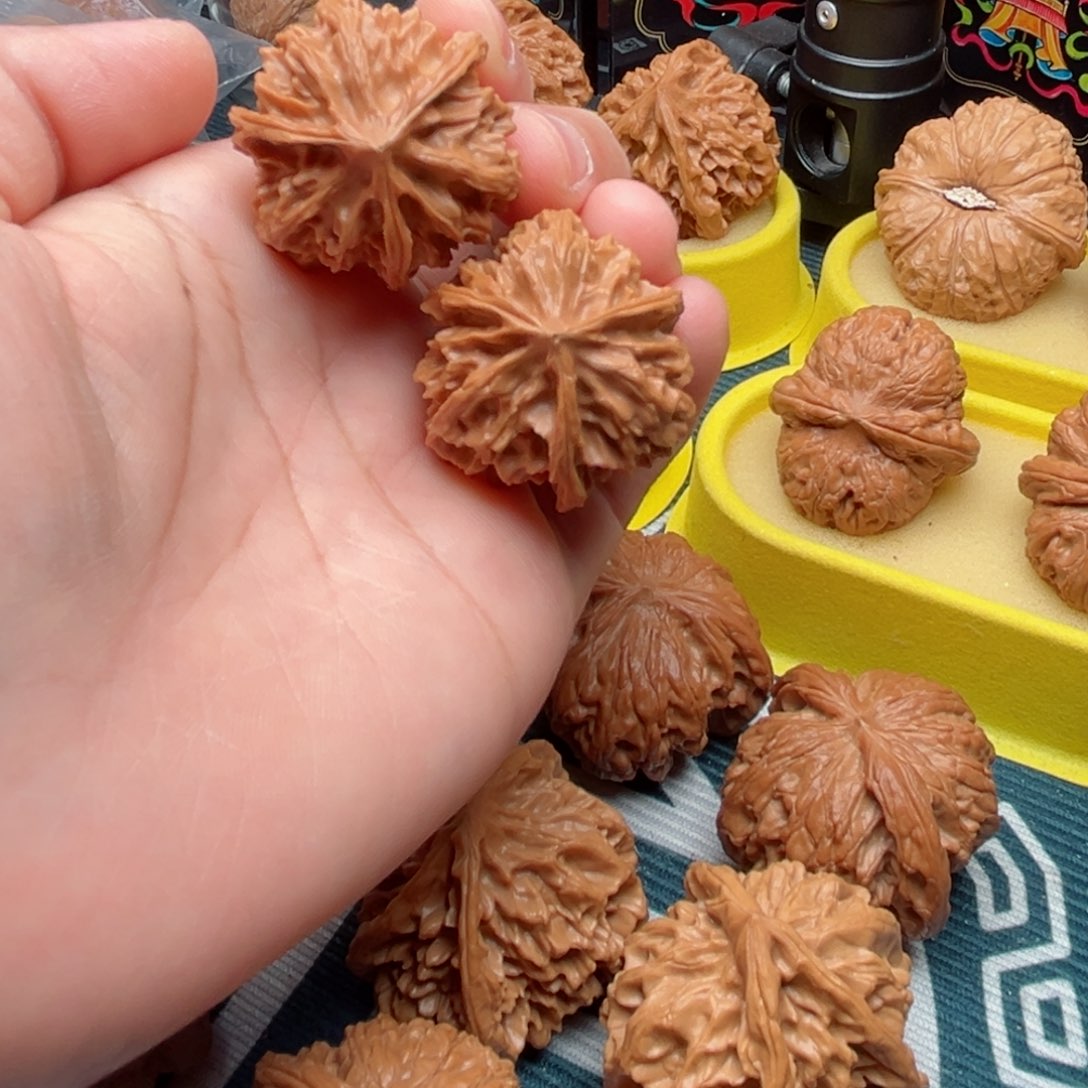 【闪购商品】桃木文玩核桃手把件32岐山三棱