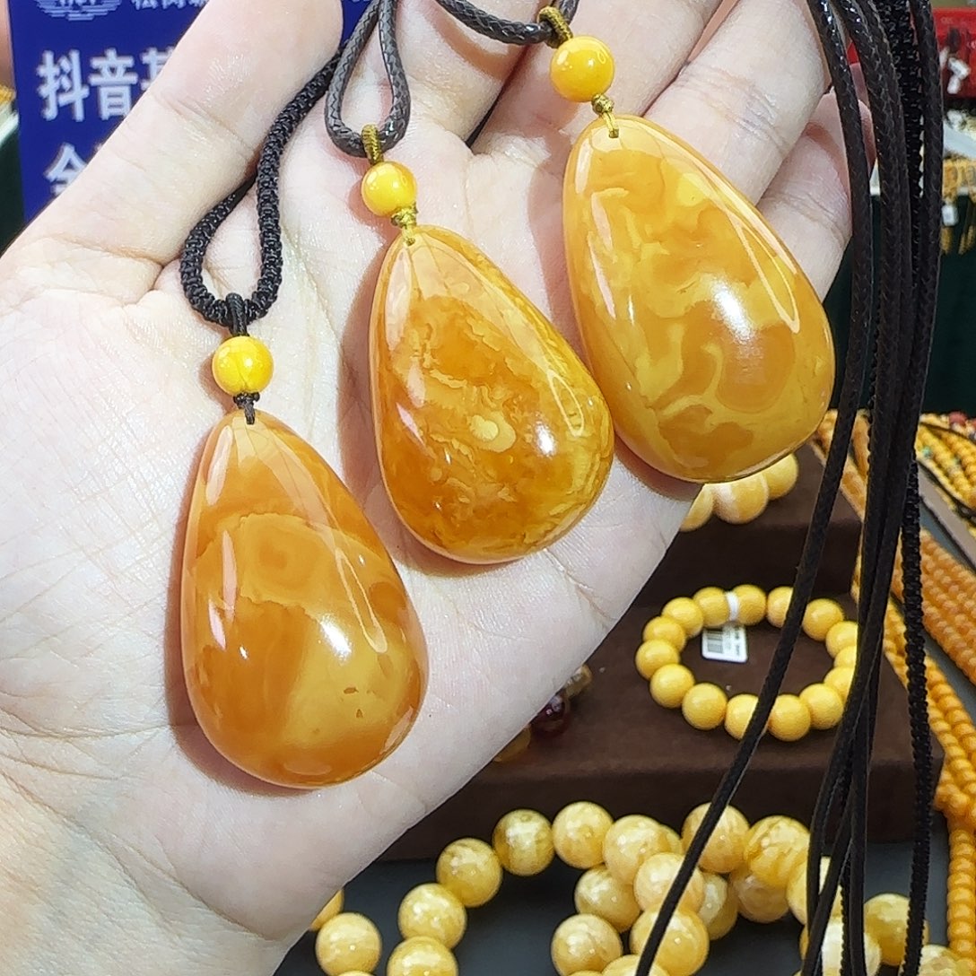 琥珀未镶嵌颈饰多样性发其一