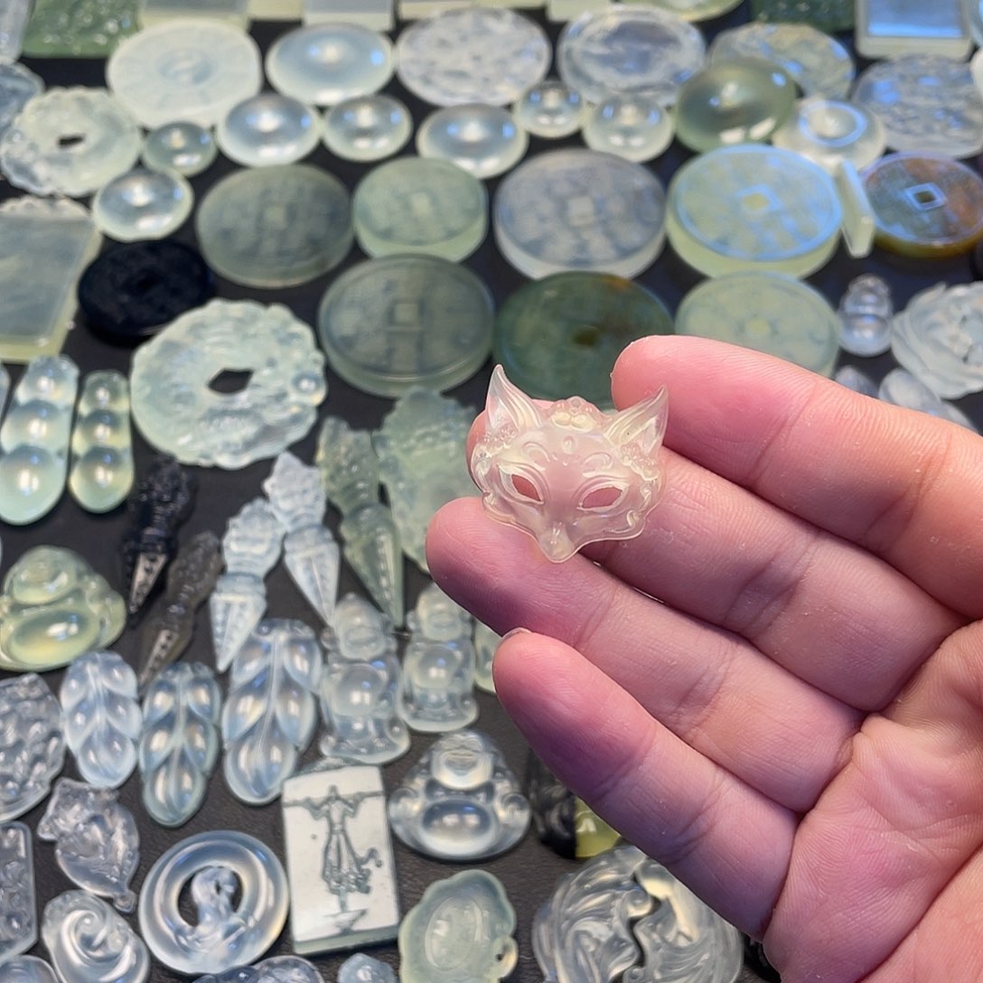 岫玉未镶嵌颈饰狐狸面具