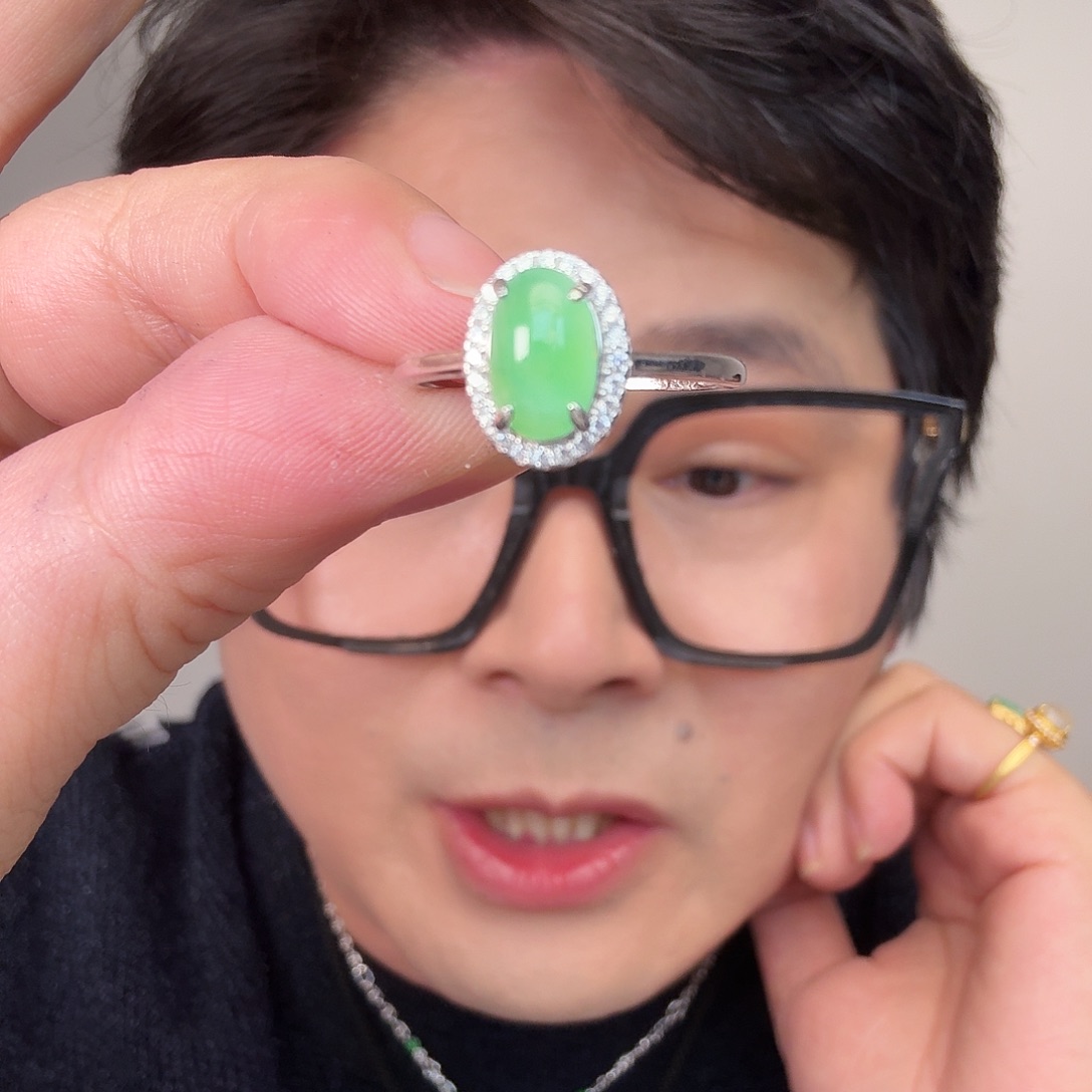 翡翠未镶嵌颈饰一件