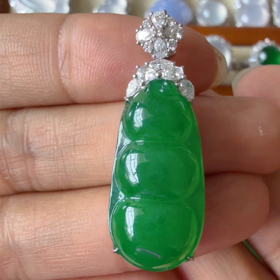 翡翠18K金镶嵌颈饰吊坠