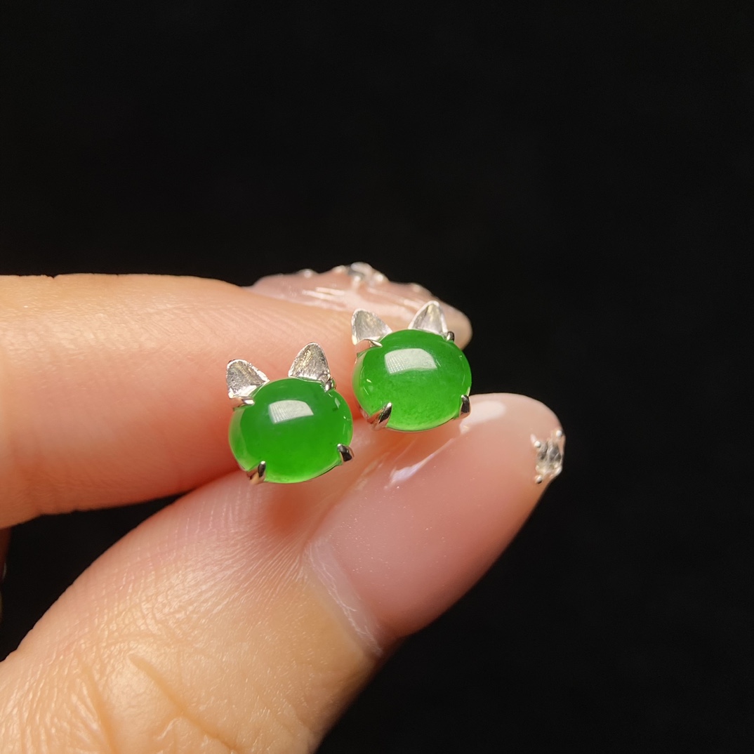 天然A货翡翠阳绿高冰种耳饰18k真金真钻镶嵌小猫耳钉AQNXMED56A10