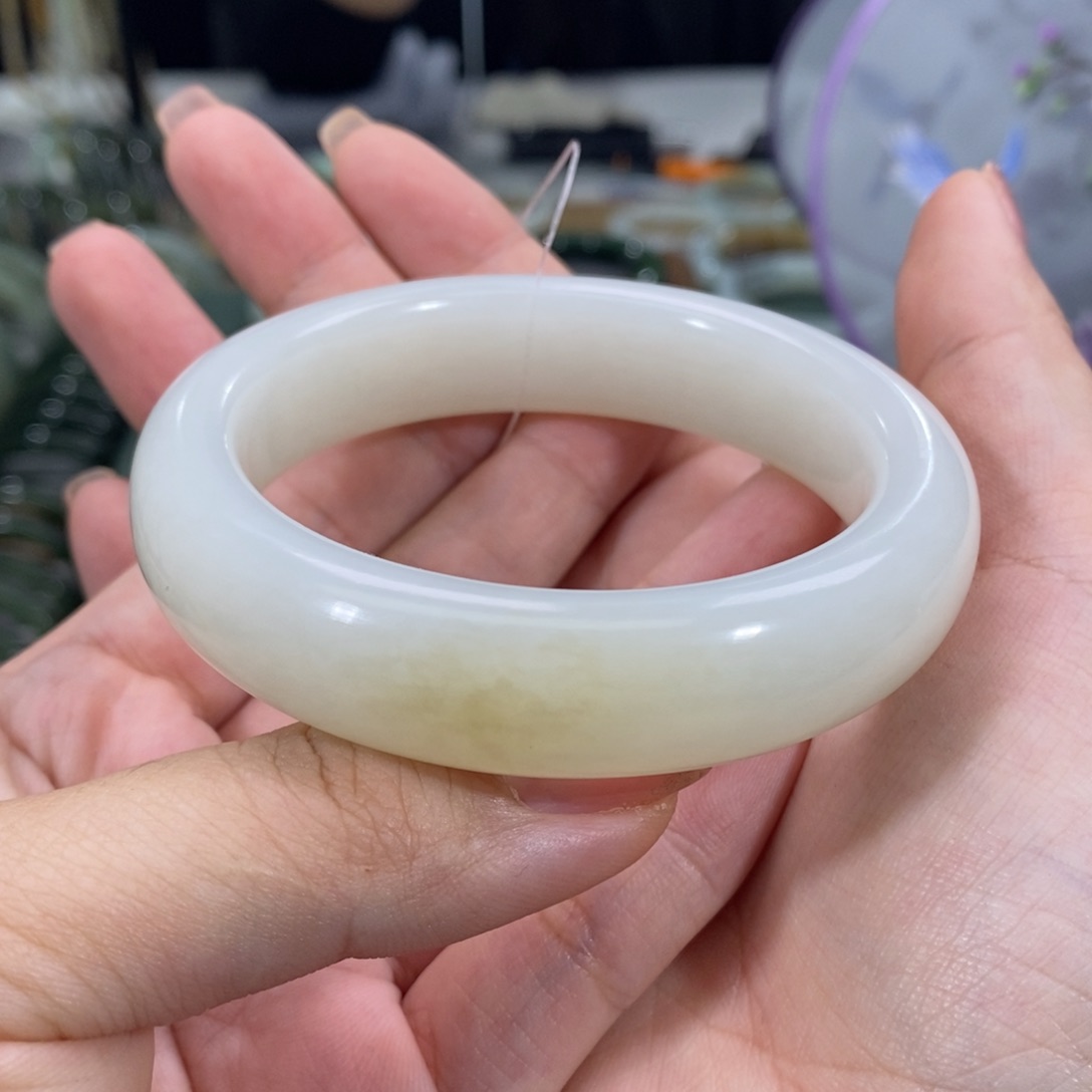 和田玉手镯未镶嵌椿****子