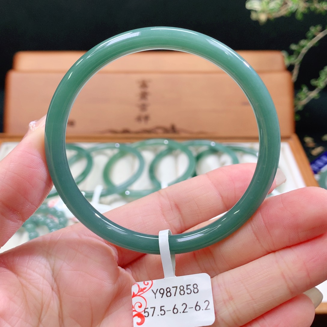 翡翠手镯未镶嵌天然