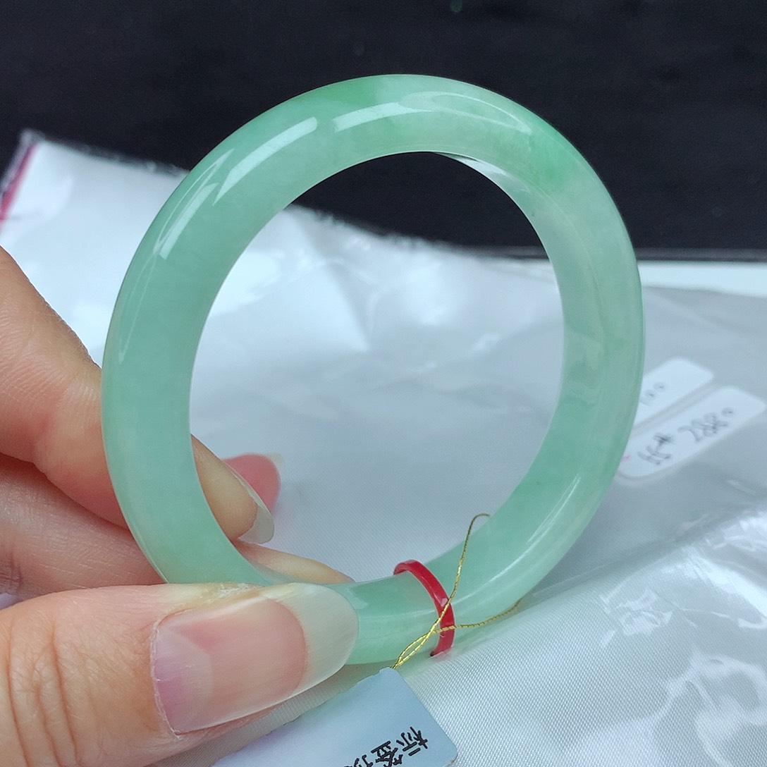 翡翠手镯未镶嵌55圈900