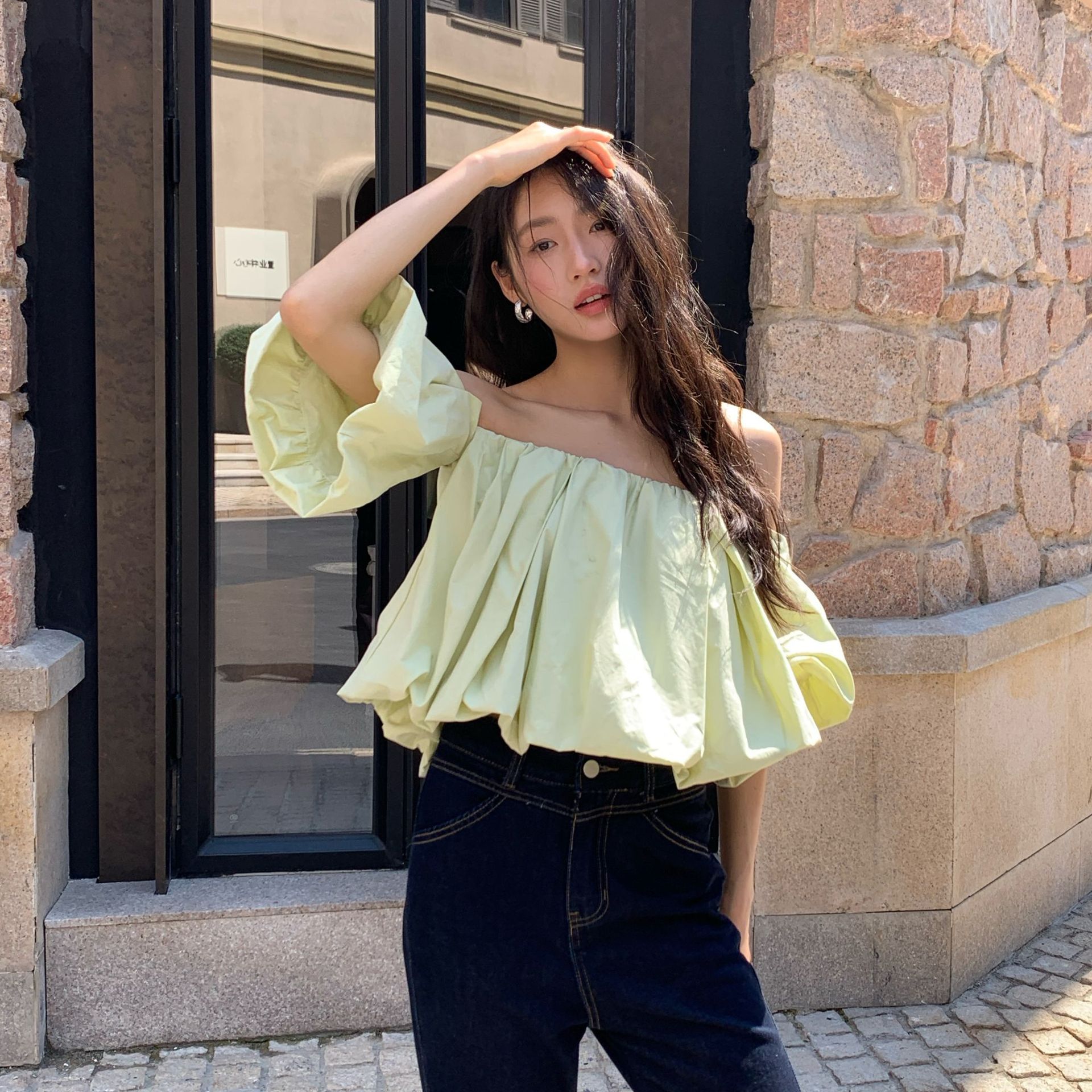 夏款25夏法式chic泡泡袖露肩衬衣女短款甜美减龄S5695