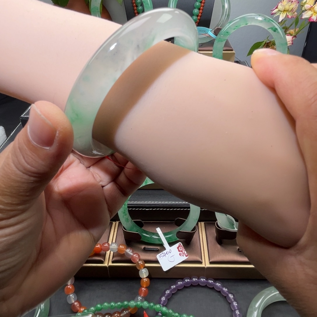 未镶嵌手镯石英质玉（非洲翠）爱***片