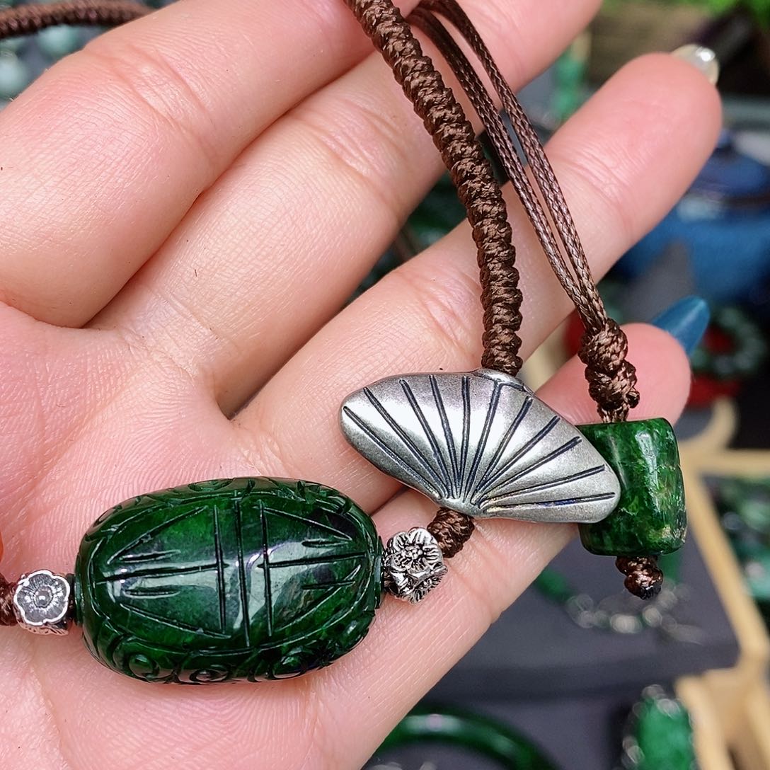 翡翠颈饰未镶嵌漂亮美眉