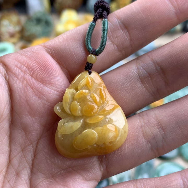 翡翠颈饰未镶嵌荷花牌