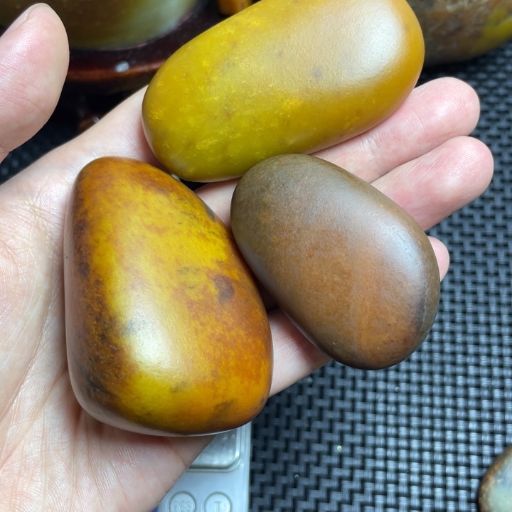 和田玉挂件未镶嵌在***吸