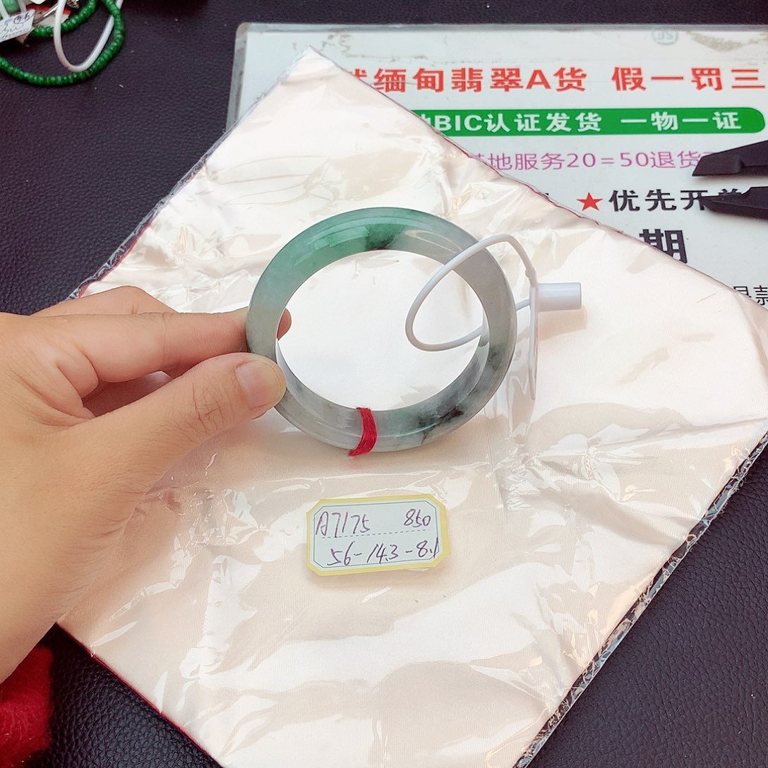 翡翠手镯未镶嵌翡翠