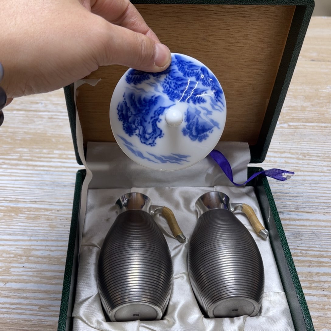 瓷片密密麻麻地排列着一个