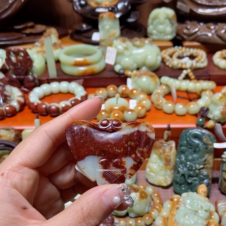 岫岩河磨玉（透闪石质玉）挂件未镶嵌云**玩