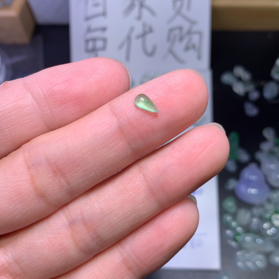 翡翠未镶嵌颈饰水滴