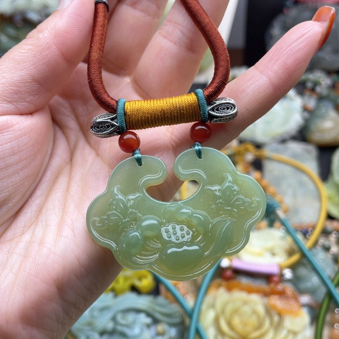 蛇纹石玉颈饰未镶嵌