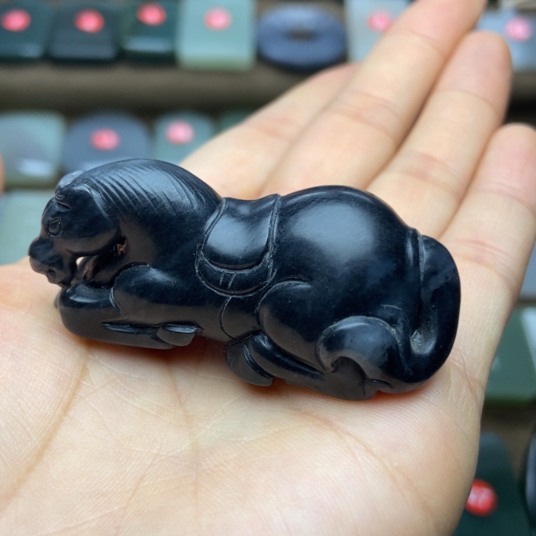 向***端和田玉未镶嵌颈饰