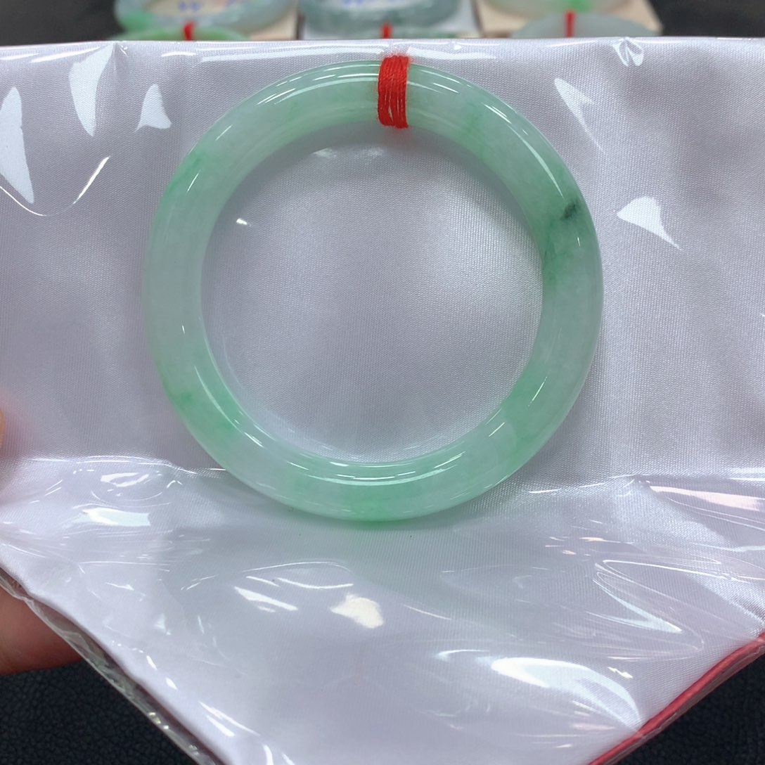 翡翠手镯未镶嵌翡翠