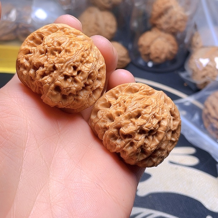 文玩核桃吊坠龙洞玉