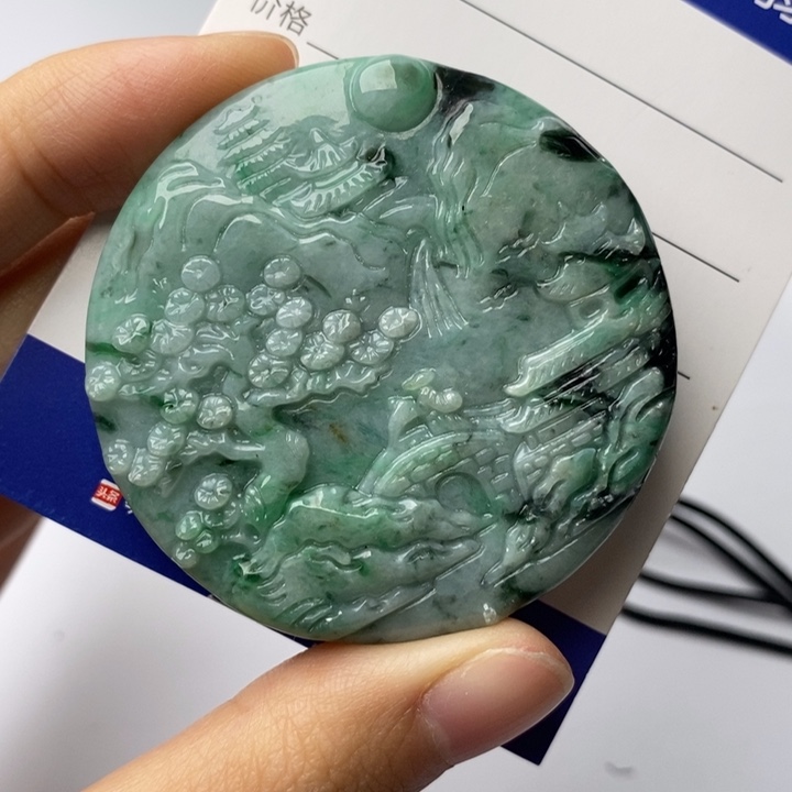 翡翠颈饰未镶嵌翡翠。