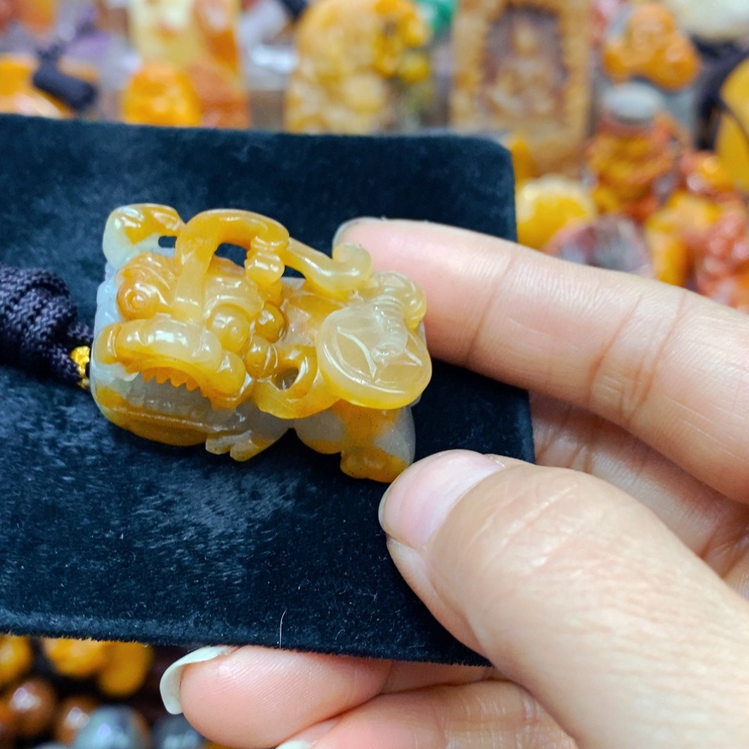 未镶嵌石英质玉（黄龙玉）颈饰