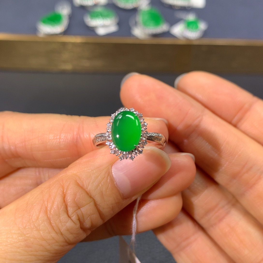 翡翠戒指18K金镶嵌翡翠