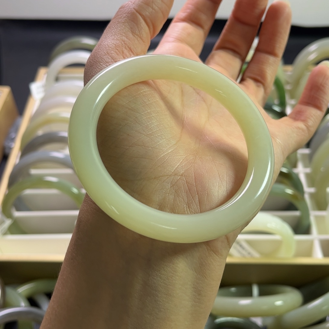 和田玉手镯未镶嵌60圈