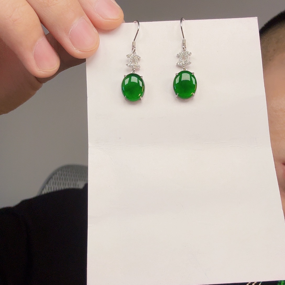 翡翠未镶嵌颈饰一对