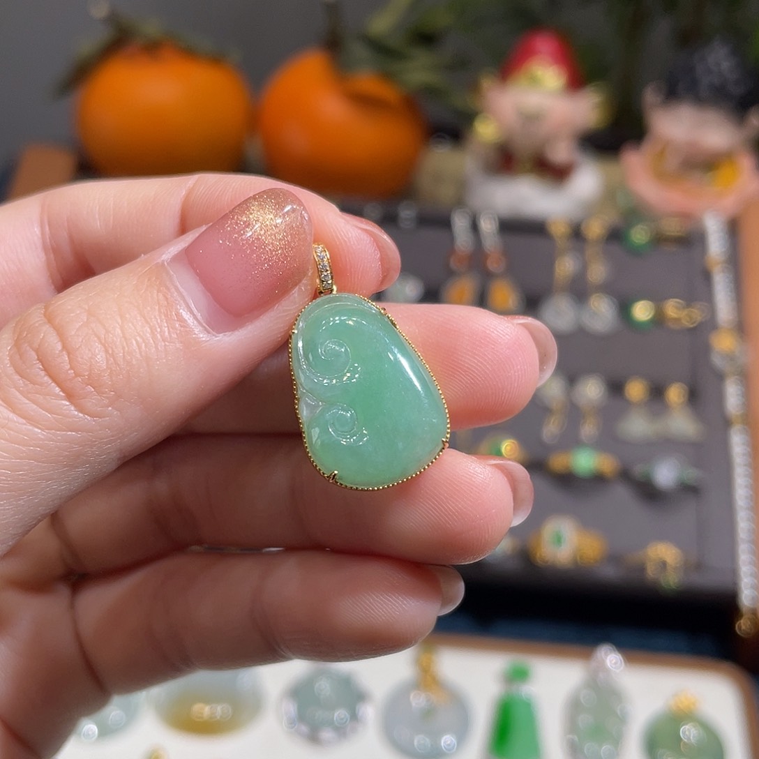 翡翠颈饰18K金镶嵌绿如意