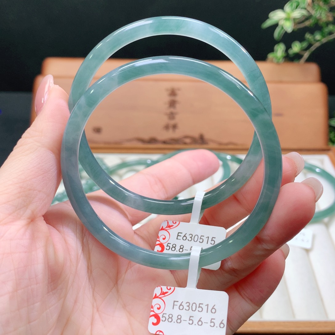 翡翠手镯未镶嵌天然