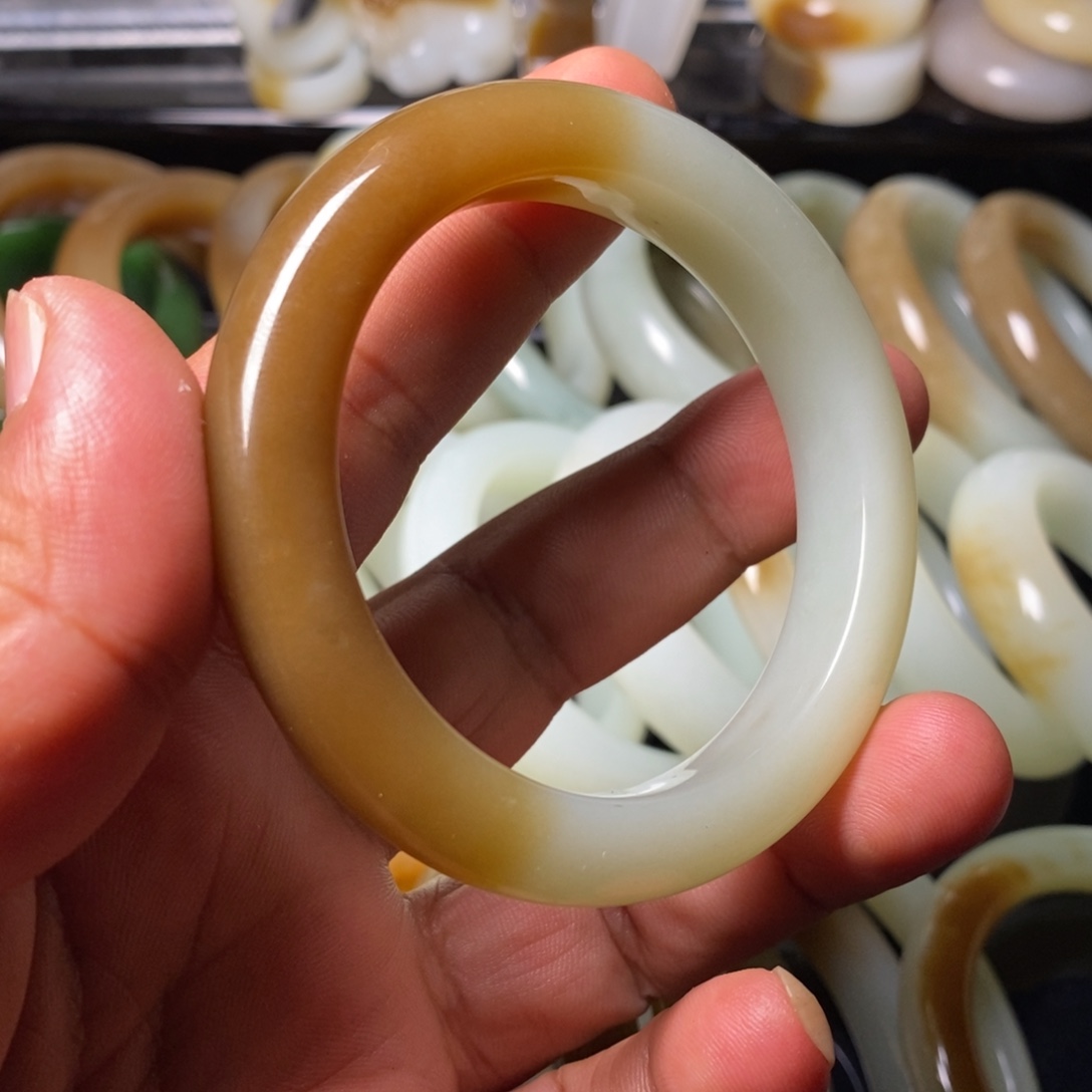 不***尘和田玉（糖玉）未镶嵌手镯