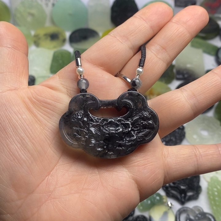 蛇纹石玉颈饰合金