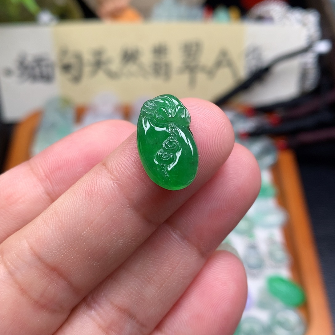 翡翠裸石缅甸天然A货翡翠阳绿钱袋子