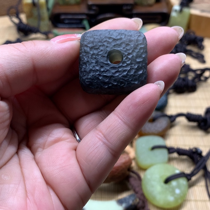 蛇纹石玉颈饰未镶嵌清***?