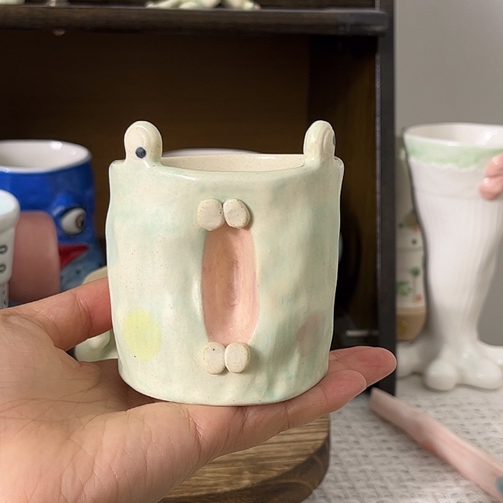 陶呐喊手握杯小青蛙