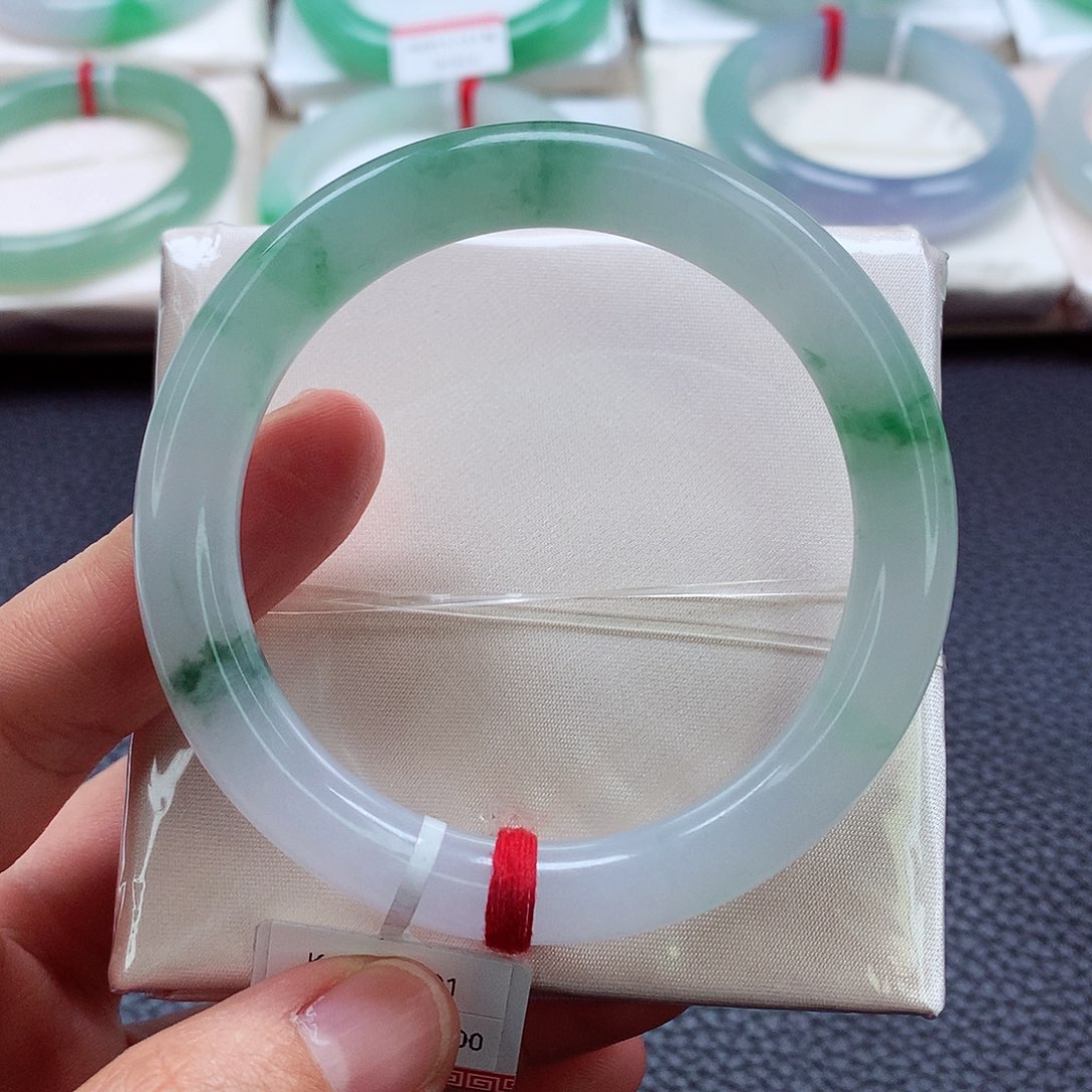 翡翠手镯未镶嵌苇*爷冰飘花