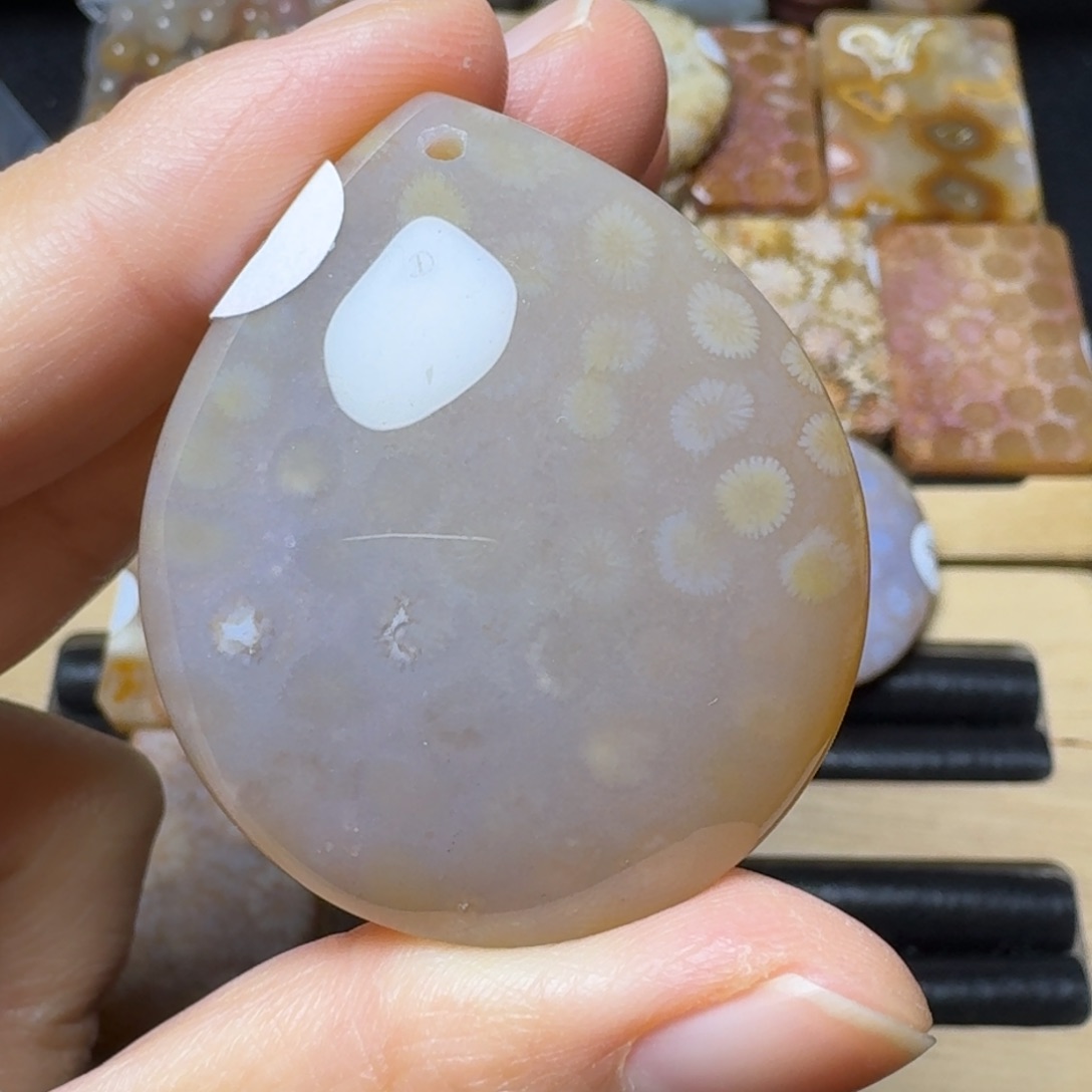 硅化玉冰透有花，精工水滴未镶嵌