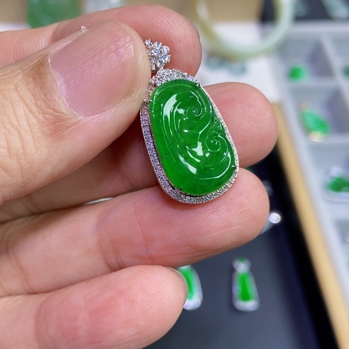 福****翡翠18K金镶嵌颈饰