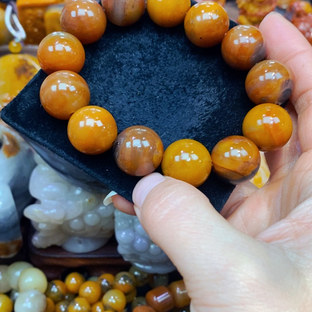 未镶嵌石英质玉（黄龙玉）颈饰