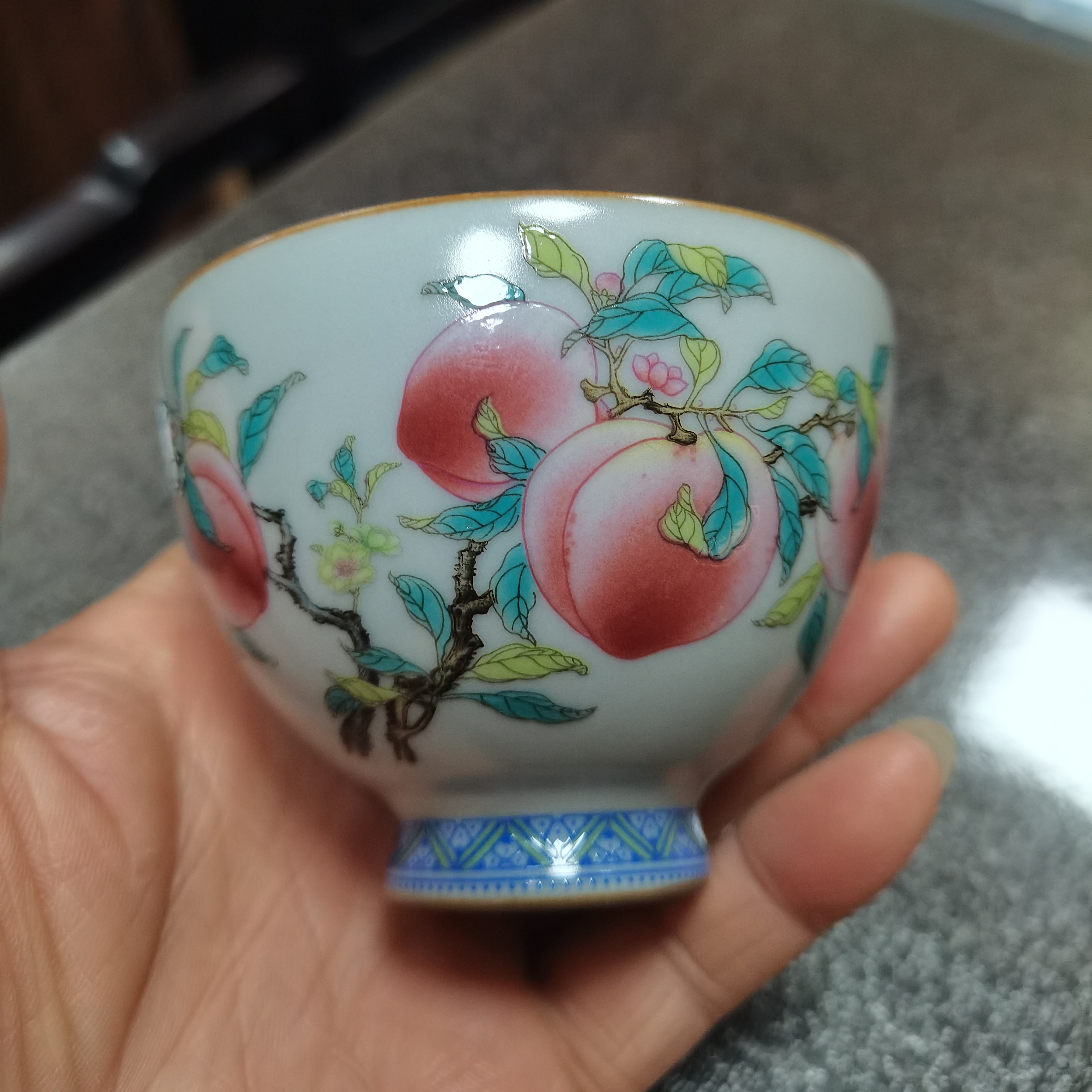 粉彩九桃五福鸡心主人杯珐琅翠边设计